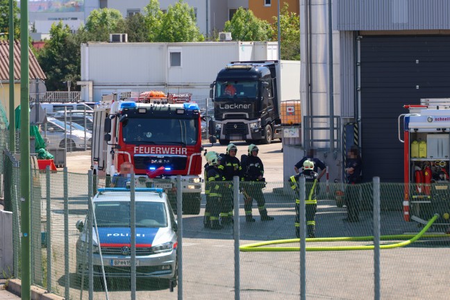 Einsatzkr�fte zweier Feuerwehren bei Brand bei einem Unternehmen in Wels-Vogelweide im Einsatz