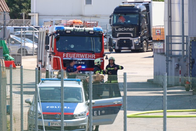 Einsatzkr�fte zweier Feuerwehren bei Brand bei einem Unternehmen in Wels-Vogelweide im Einsatz