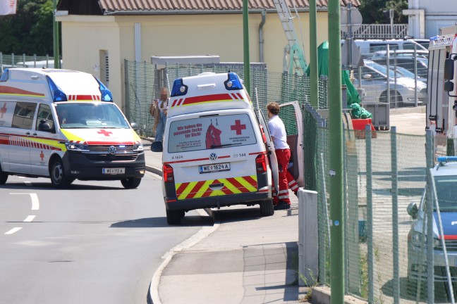 Einsatzkr�fte zweier Feuerwehren bei Brand bei einem Unternehmen in Wels-Vogelweide im Einsatz