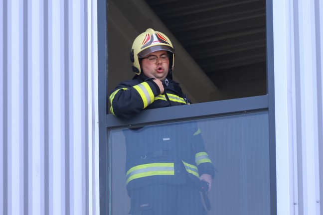 Einsatzkr�fte zweier Feuerwehren bei Brand bei einem Unternehmen in Wels-Vogelweide im Einsatz