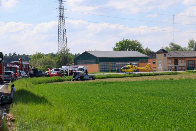 Schwerer Verkehrsunfall auf Braunauer Stra�e bei Burgkirchen fordert mehrere Verletzte