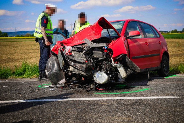 Schwerer Verkehrsunfall auf Braunauer Stra�e bei Burgkirchen fordert mehrere Verletzte