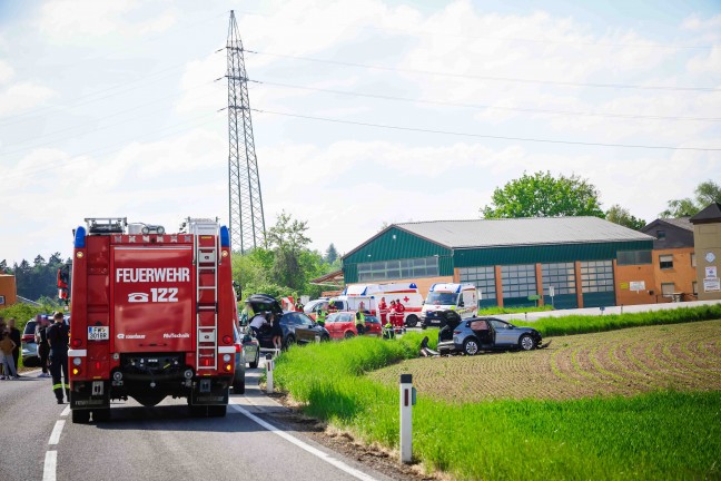 Schwerer Verkehrsunfall auf Braunauer Stra�e bei Burgkirchen fordert mehrere Verletzte