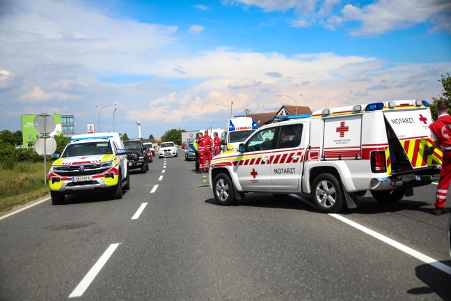 Schwerer Verkehrsunfall zwischen PKW und Motorrad auf Wiener Stra�e in Marchtrenk