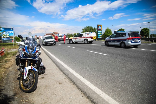 Schwerer Verkehrsunfall zwischen PKW und Motorrad auf Wiener Stra�e in Marchtrenk