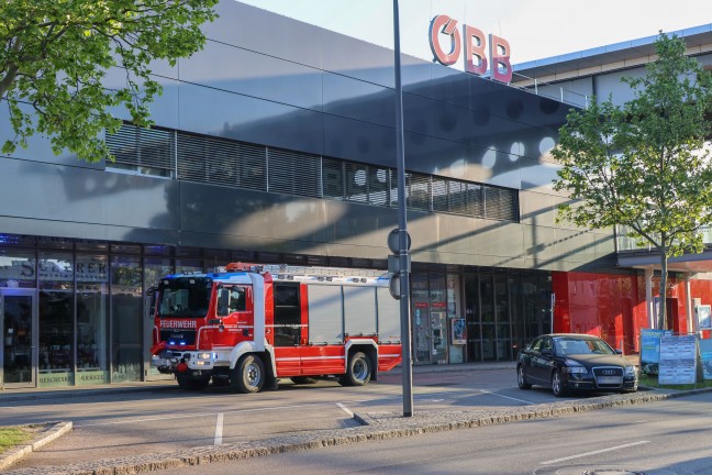 Feuerwehr bei Kleinbrand im Bahnhofsgeb�ude in Wels-Innenstadt im Einsatz