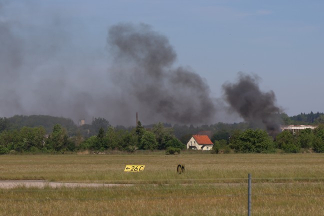 Brand einer Photovoltaikanlage auf einem Carport in Wels-Puchberg