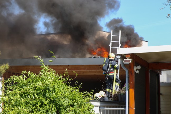 Brand einer Photovoltaikanlage auf einem Carport in Wels-Puchberg