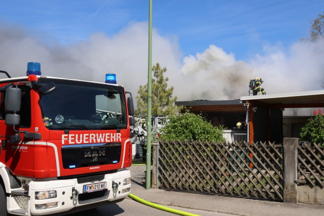 Brand einer Photovoltaikanlage auf einem Carport in Wels-Puchberg