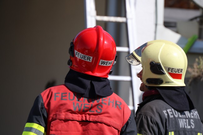 Brand einer Photovoltaikanlage auf einem Carport in Wels-Puchberg