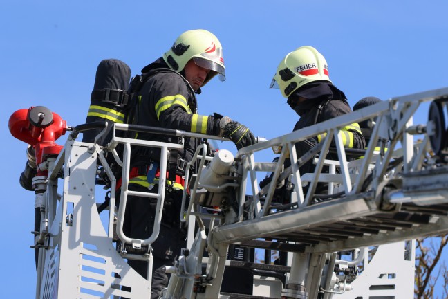 Brand einer Photovoltaikanlage auf einem Carport in Wels-Puchberg