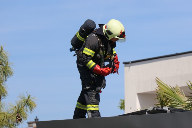 Brand einer Photovoltaikanlage auf einem Carport in Wels-Puchberg
