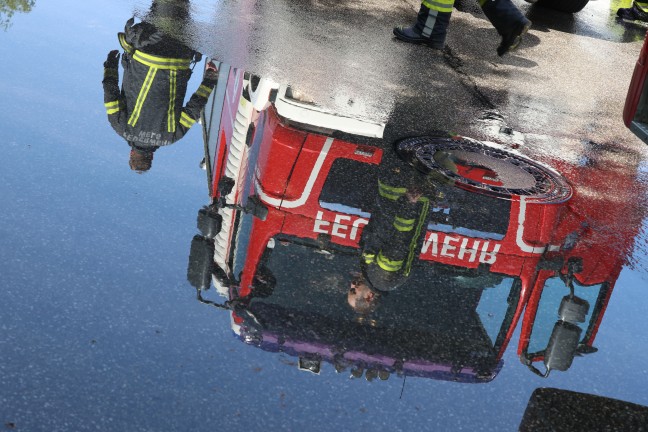 Brand einer Photovoltaikanlage auf einem Carport in Wels-Puchberg