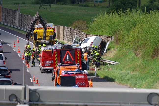 Schwerer Verkehrsunfall: Kleintransporter auf Pyhrnautobahn bei Spital am Pyhrn verunfallt