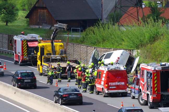 Schwerer Verkehrsunfall: Kleintransporter auf Pyhrnautobahn bei Spital am Pyhrn verunfallt