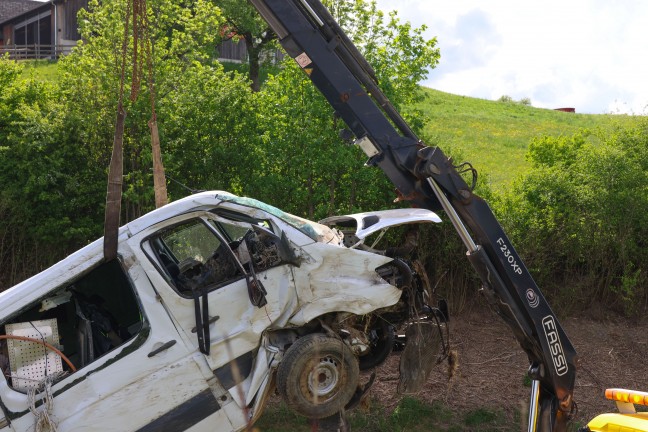 Schwerer Verkehrsunfall: Kleintransporter auf Pyhrnautobahn bei Spital am Pyhrn verunfallt