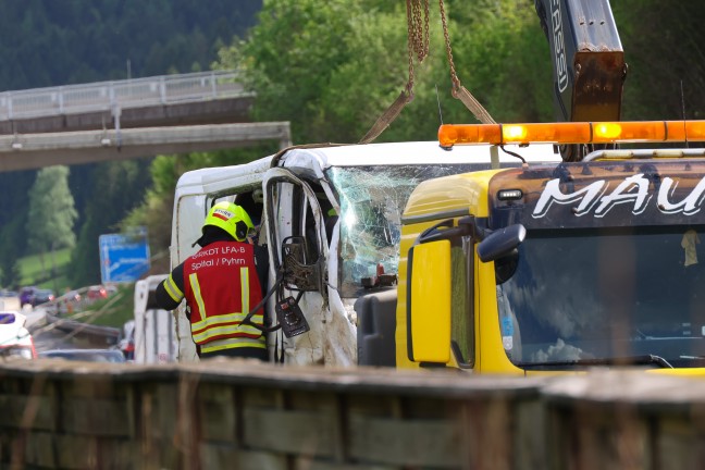 Schwerer Verkehrsunfall: Kleintransporter auf Pyhrnautobahn bei Spital am Pyhrn verunfallt