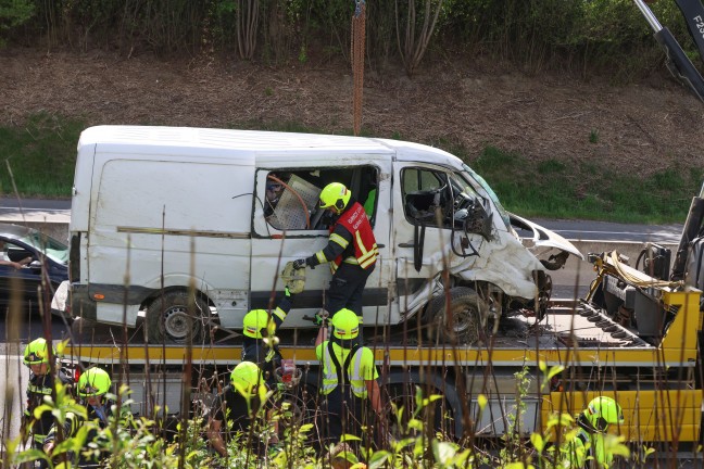 Schwerer Verkehrsunfall: Kleintransporter auf Pyhrnautobahn bei Spital am Pyhrn verunfallt