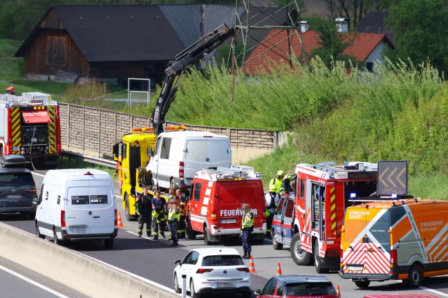 Schwerer Verkehrsunfall: Kleintransporter auf Pyhrnautobahn bei Spital am Pyhrn verunfallt