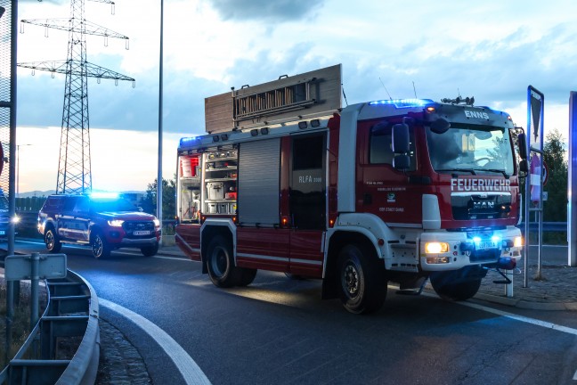 Personenrettung: Eingeklemmte Person nach Verkehrsunfall auf Westautobahn bei Enns aus Auto befreit