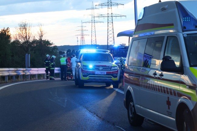 Personenrettung: Eingeklemmte Person nach Verkehrsunfall auf Westautobahn bei Enns aus Auto befreit