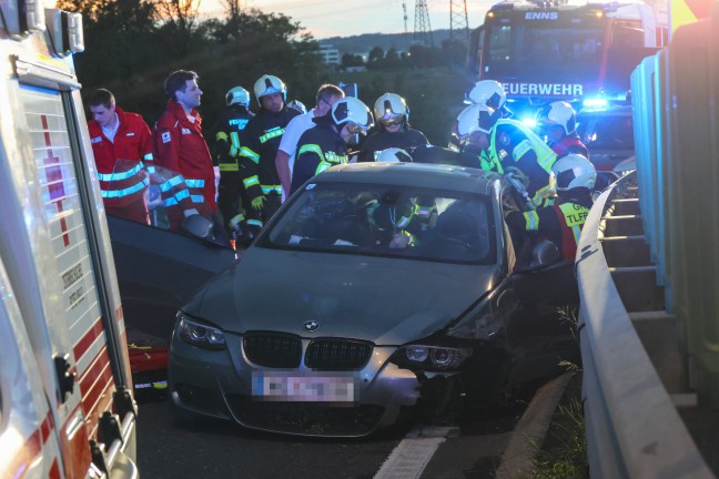 Personenrettung: Eingeklemmte Person nach Verkehrsunfall auf Westautobahn bei Enns aus Auto befreit