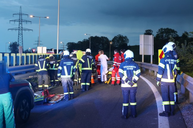 Personenrettung: Eingeklemmte Person nach Verkehrsunfall auf Westautobahn bei Enns aus Auto befreit
