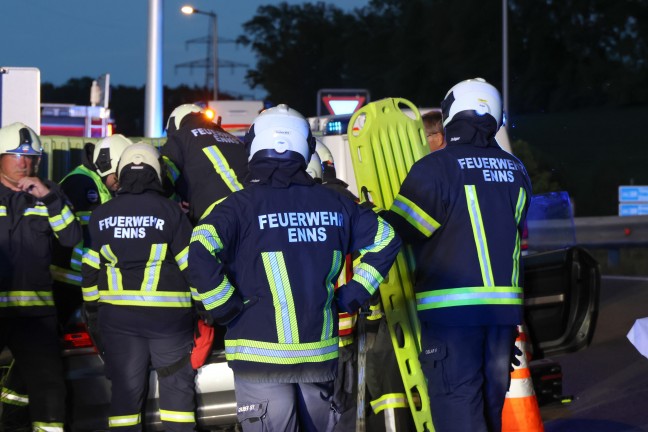 Personenrettung: Eingeklemmte Person nach Verkehrsunfall auf Westautobahn bei Enns aus Auto befreit