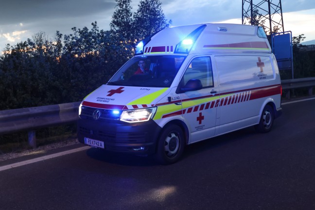 Personenrettung: Eingeklemmte Person nach Verkehrsunfall auf Westautobahn bei Enns aus Auto befreit