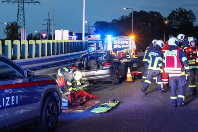 Personenrettung: Eingeklemmte Person nach Verkehrsunfall auf Westautobahn bei Enns aus Auto befreit