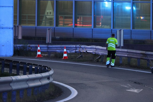 Personenrettung: Eingeklemmte Person nach Verkehrsunfall auf Westautobahn bei Enns aus Auto befreit