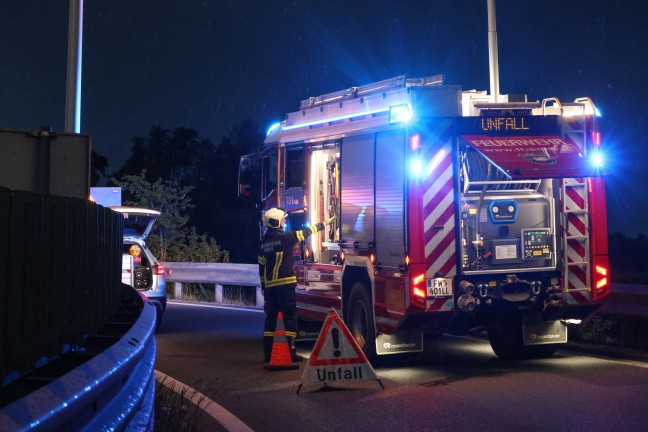 Personenrettung: Eingeklemmte Person nach Verkehrsunfall auf Westautobahn bei Enns aus Auto befreit