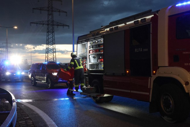 Personenrettung: Eingeklemmte Person nach Verkehrsunfall auf Westautobahn bei Enns aus Auto befreit