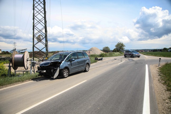Kreuzungscrash zwischen zwei Autos in Marchtrenk fordert zwei Verletzte
