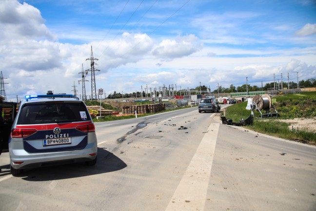 Kreuzungscrash zwischen zwei Autos in Marchtrenk fordert zwei Verletzte