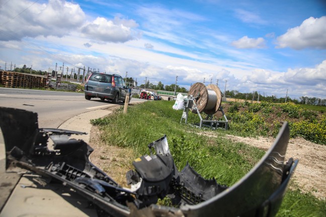 Kreuzungscrash zwischen zwei Autos in Marchtrenk fordert zwei Verletzte