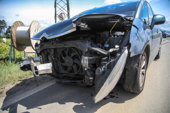 Kreuzungscrash zwischen zwei Autos in Marchtrenk fordert zwei Verletzte