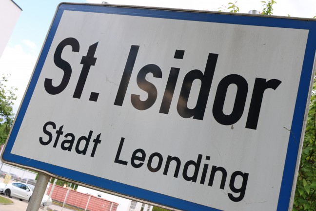 Dachausstieg durch Windsensor blockiert - Person sa� am Dach eines B�rogeb�udes in Leonding fest