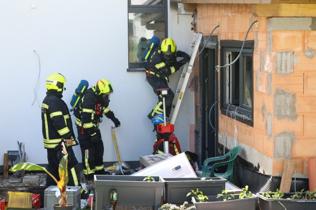 Geb�udebrand: Feuerwehr, Rettung und Polizei bei Brand bei einem Wohnhaus in Stadl-Paura im Einsatz