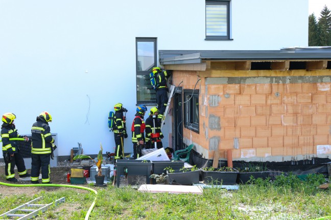 Geb�udebrand: Feuerwehr, Rettung und Polizei bei Brand bei einem Wohnhaus in Stadl-Paura im Einsatz