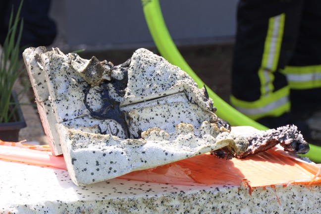 Geb�udebrand: Feuerwehr, Rettung und Polizei bei Brand bei einem Wohnhaus in Stadl-Paura im Einsatz