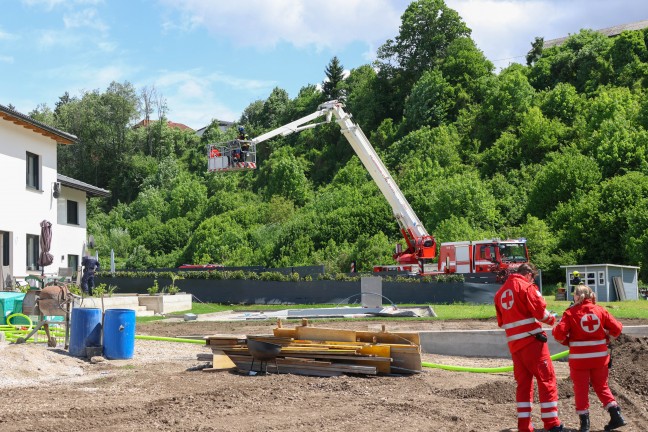 Geb�udebrand: Feuerwehr, Rettung und Polizei bei Brand bei einem Wohnhaus in Stadl-Paura im Einsatz