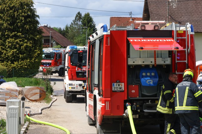 Geb�udebrand: Feuerwehr, Rettung und Polizei bei Brand bei einem Wohnhaus in Stadl-Paura im Einsatz