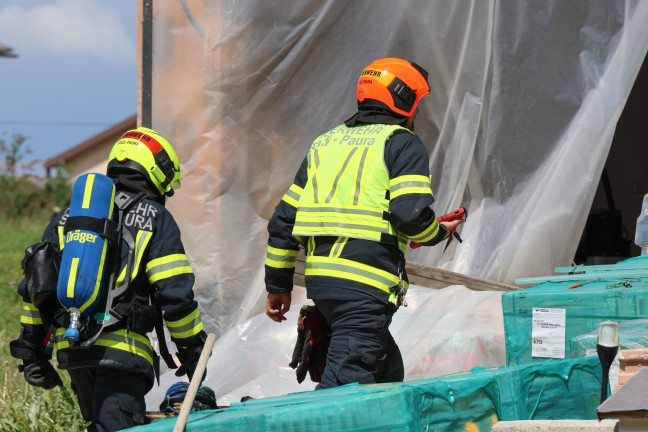 Geb�udebrand: Feuerwehr, Rettung und Polizei bei Brand bei einem Wohnhaus in Stadl-Paura im Einsatz