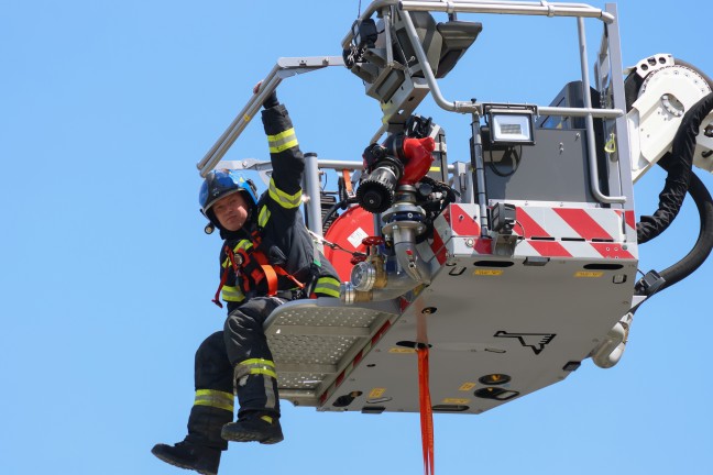 Geb�udebrand: Feuerwehr, Rettung und Polizei bei Brand bei einem Wohnhaus in Stadl-Paura im Einsatz