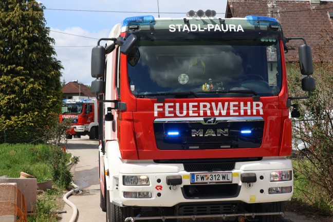 Geb�udebrand: Feuerwehr, Rettung und Polizei bei Brand bei einem Wohnhaus in Stadl-Paura im Einsatz