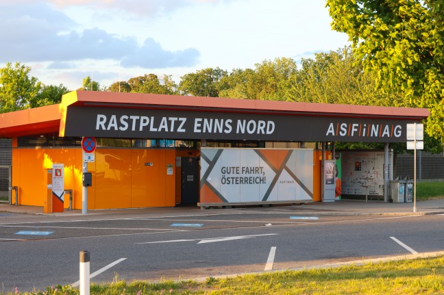 Personenbergung: LKW-Lenker auf Autobahnparkplatz bei Enns leblos in seinem Fahrzeug entdeckt