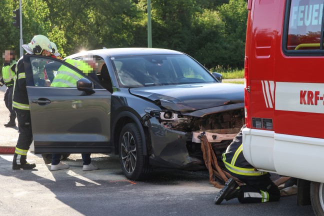 Crash zweier Autos im Kreuzungsbereich der Pyhrnpass Stra�e in Thalheim bei Wels