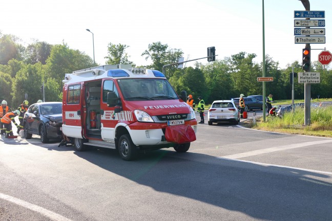 Crash zweier Autos im Kreuzungsbereich der Pyhrnpass Stra�e in Thalheim bei Wels