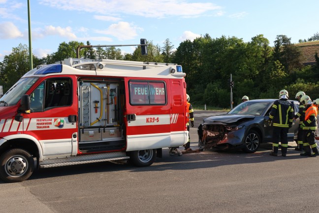 Crash zweier Autos im Kreuzungsbereich der Pyhrnpass Stra�e in Thalheim bei Wels
